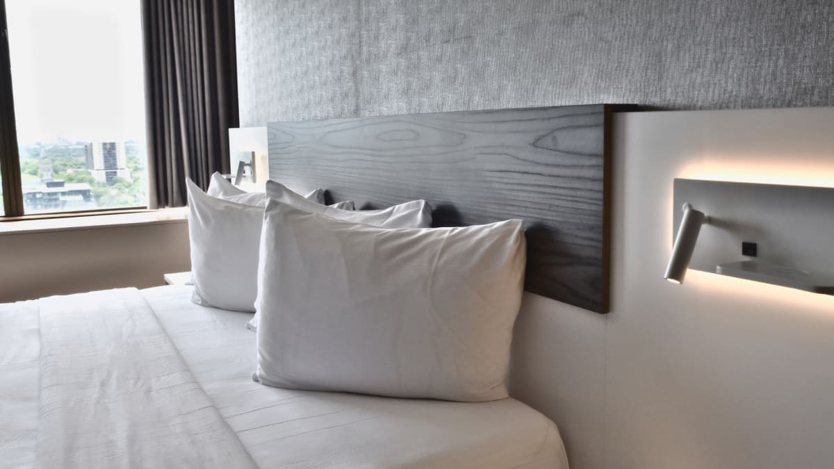 Chambre à l'Hôtel Le Concorde avec un lit double.