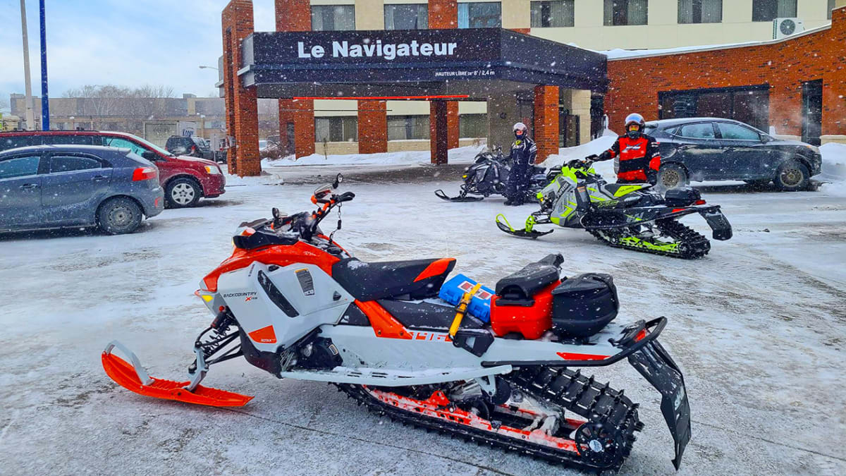 Motoneige en face de l'Hôtel
              Le Navigateur