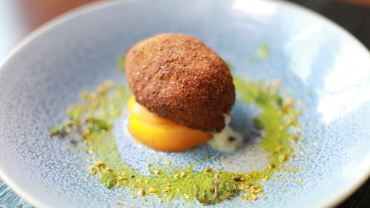 Assiette de fine cuisine bien présentée.