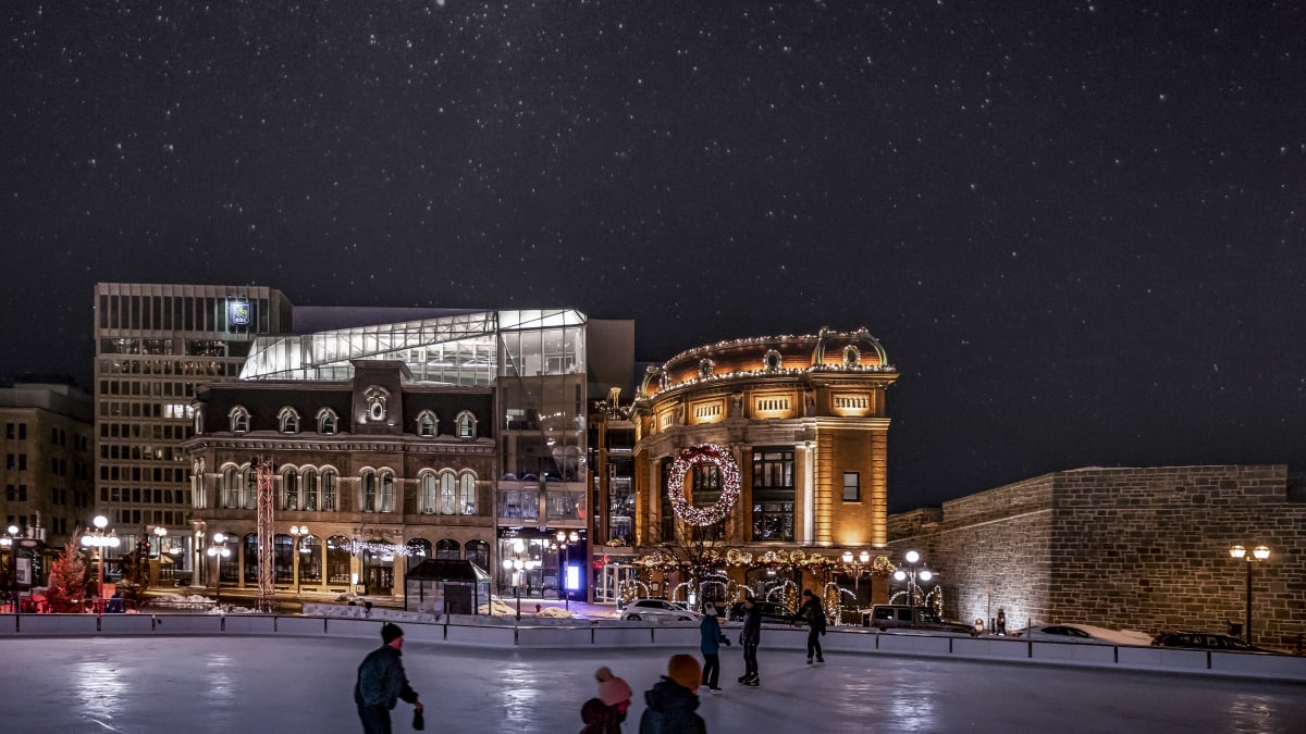 Patinoire de la place d'Youville devant Le Capitole Hôtel.