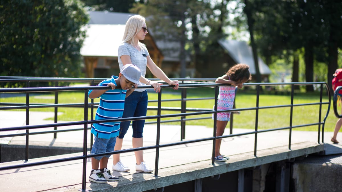 Mère et ses deux enfants sur le pont du canal