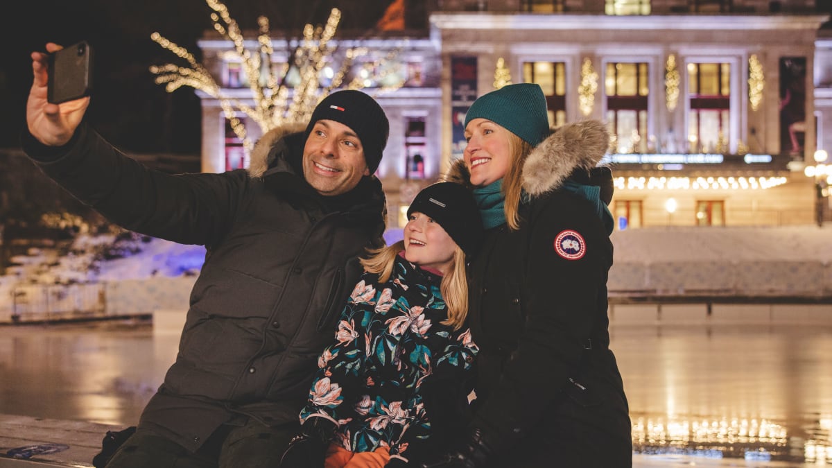 Family taking a selfie in Québec City