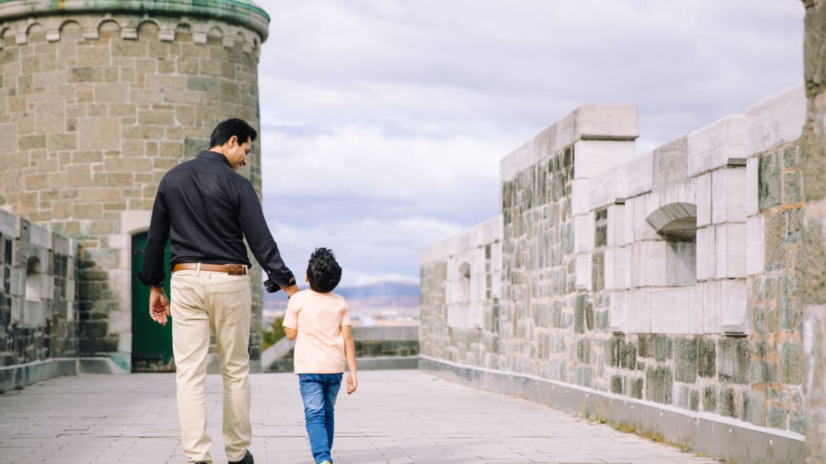 Un père et son fils sur les remparts de Québec.