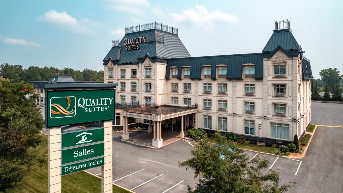 The building of the Quality Suites Drummondville hotel.