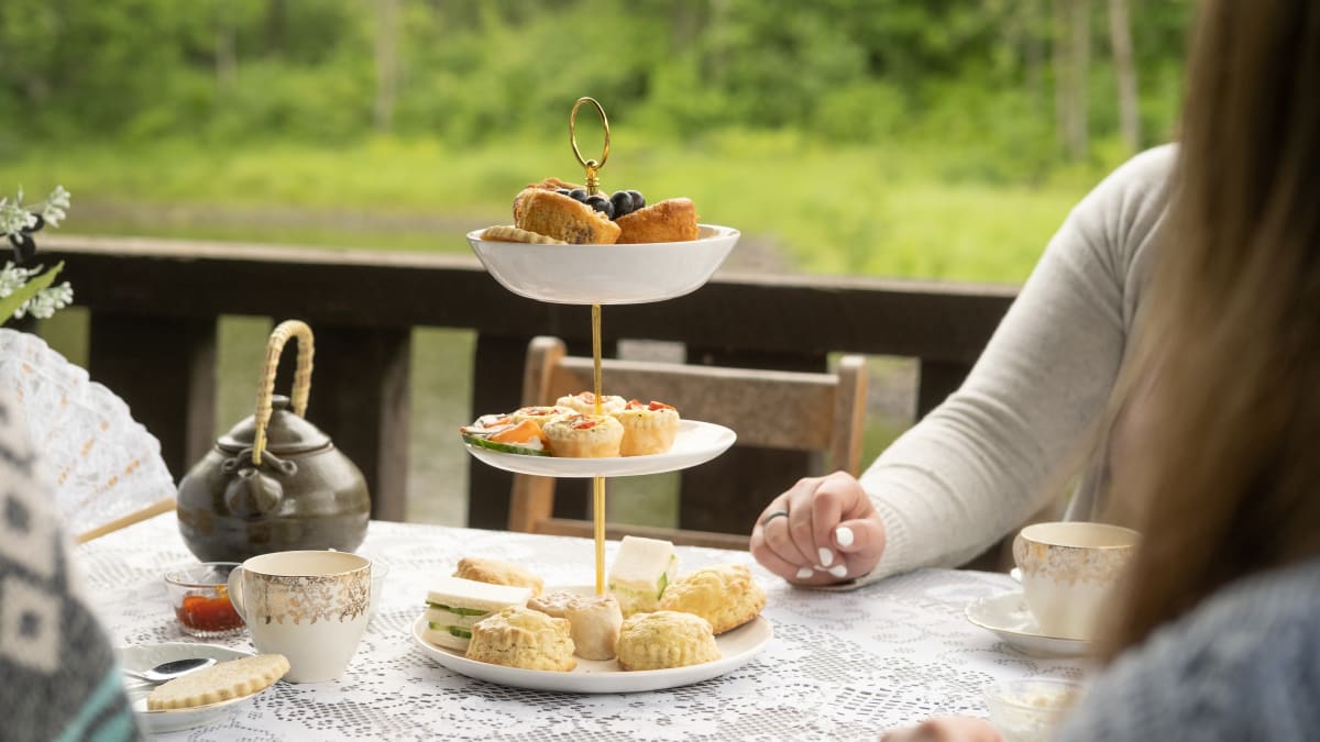 Plateau de mignardises servies à l'heure du thé.