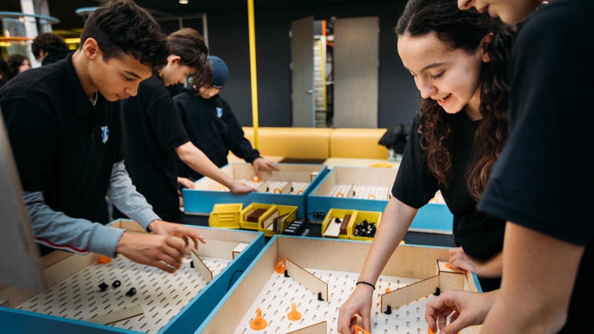 Groupe d'adolescents participant à un atelier scientifique