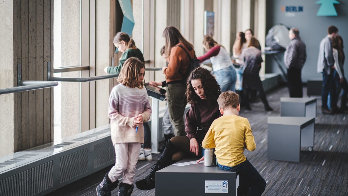 Parents and kids at the exhibit at the Québec City Observatory.