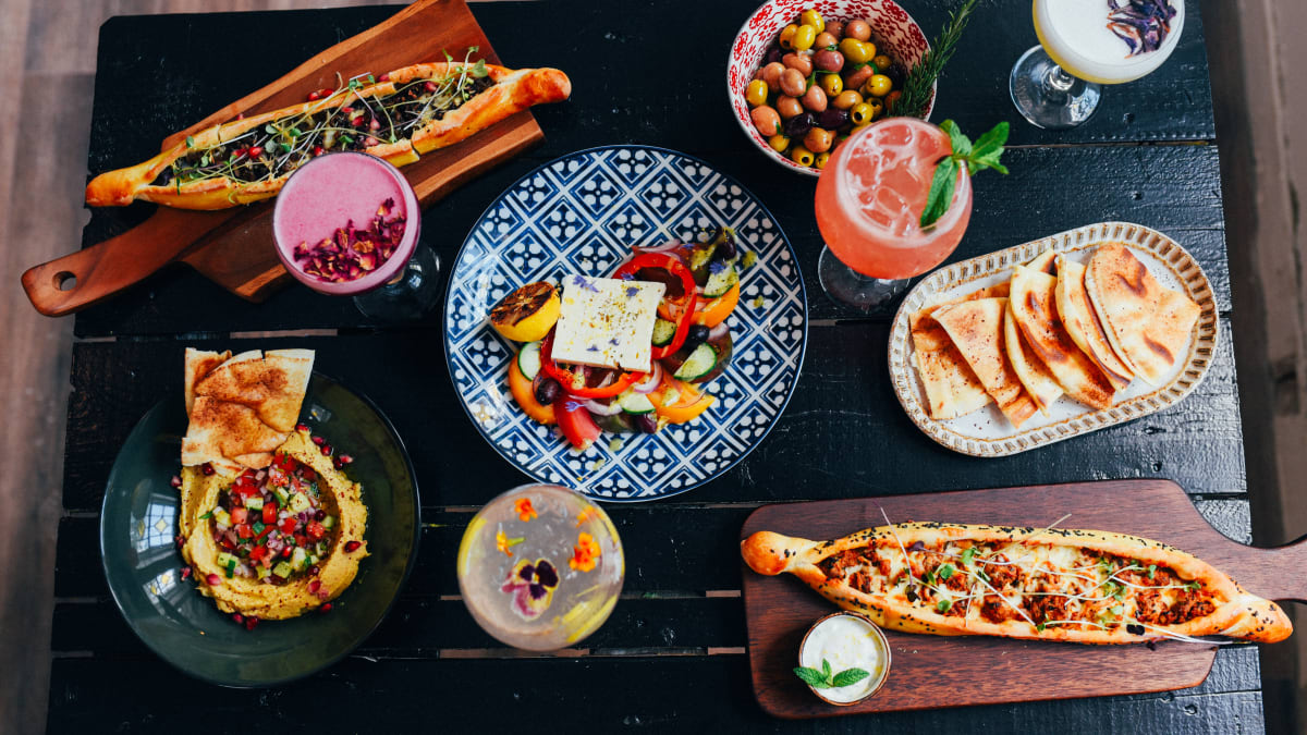 Plats de mezze appétissants sur une table.