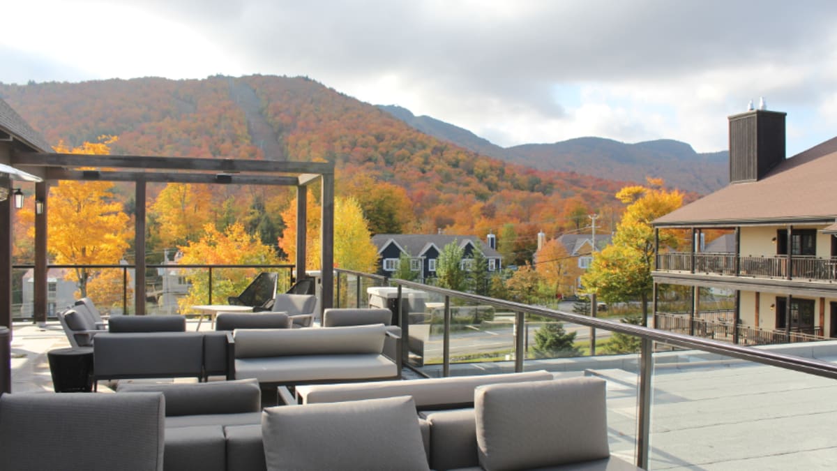 Mezzanine de l'Espace 4 Saisons avec vue sur le Mont Orford aux couleurs automnales.