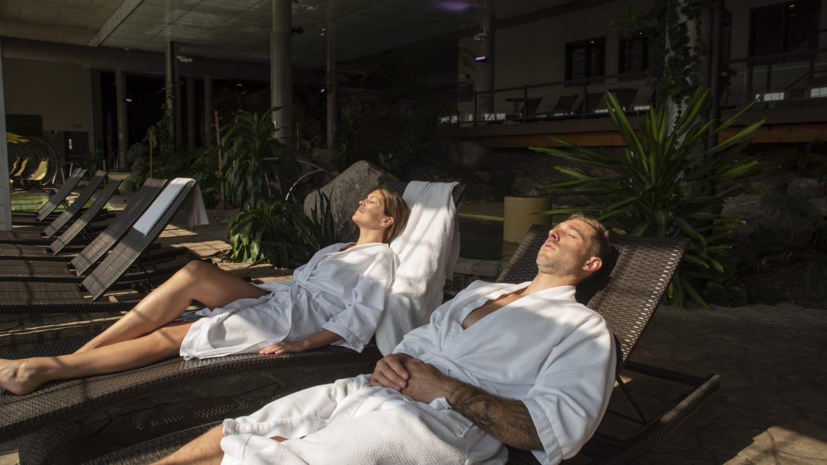 Un couple relaxant à l’intérieur du Spa O’Quartz