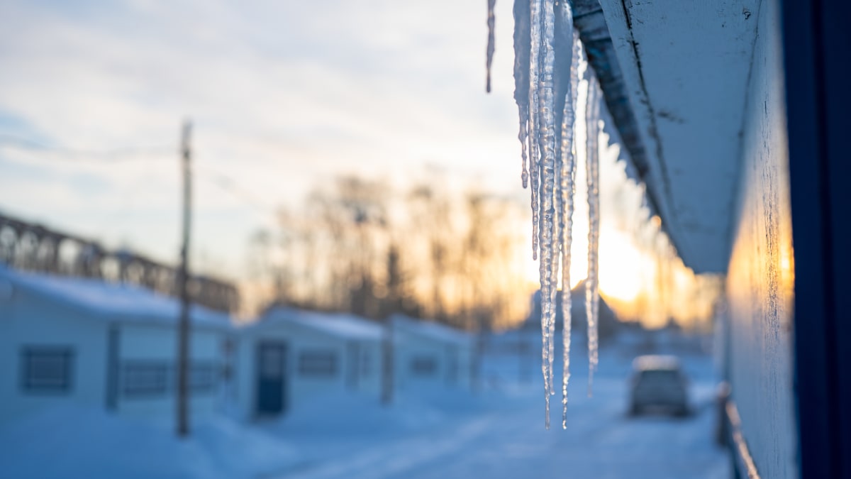 Village de pêche sur glace en fin d'après-midi.