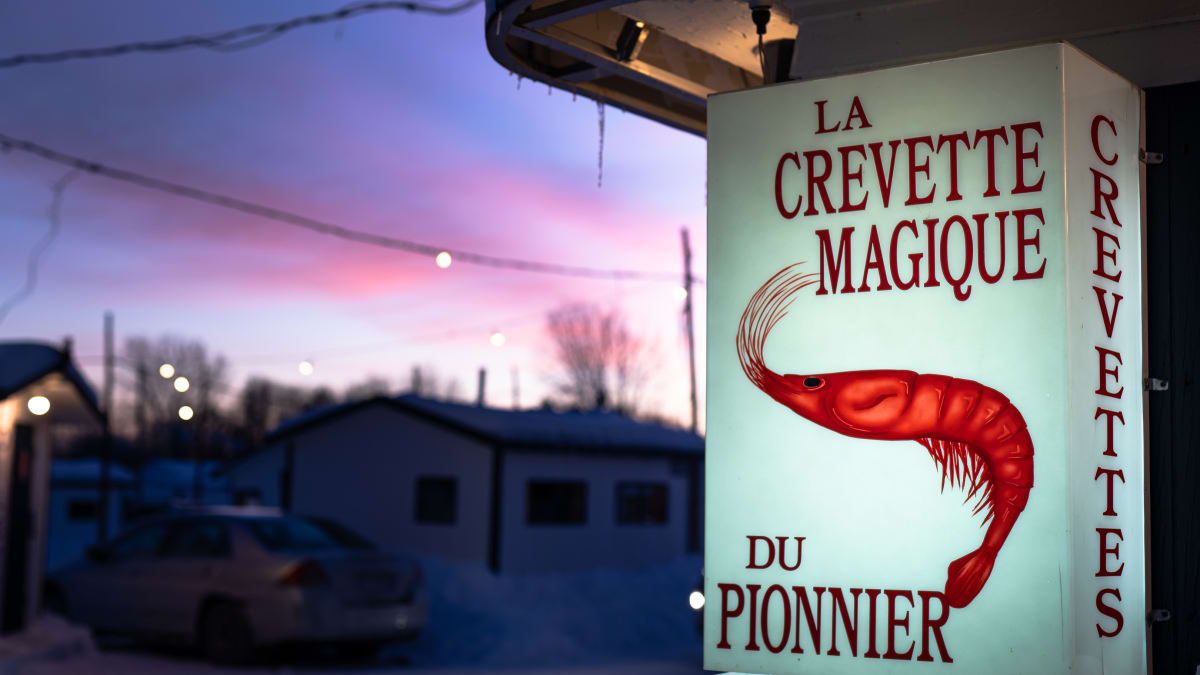 Affiche de pourvoyeur de pêche sur glace et village de pêche en début de soirée.