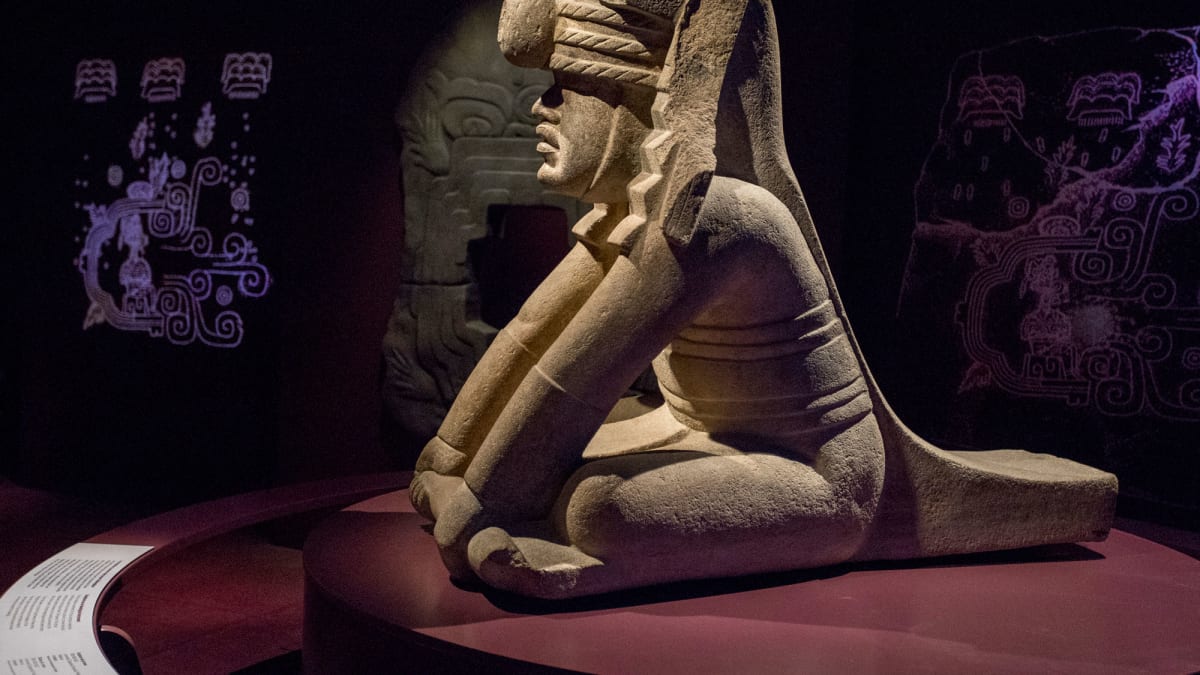 Objet de l'exposition sur les olmèques.