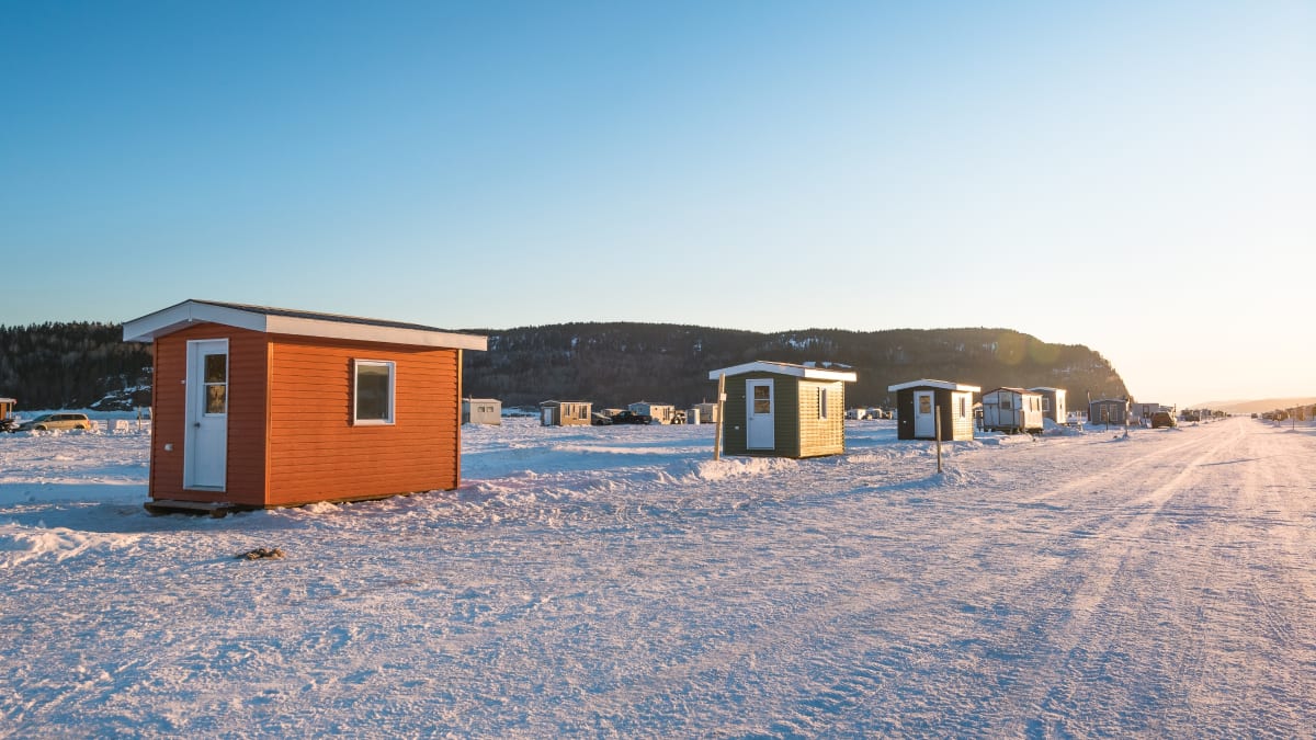 Cabanes de pêche sur glace sur le fjord du Saguenay