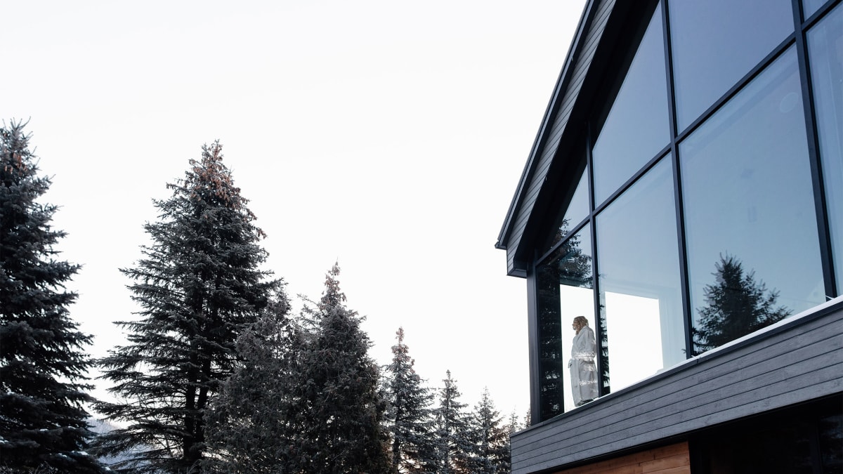 Person in the panoramic room at Strøm Nordic Spa in Mont-Saint-Hilaire