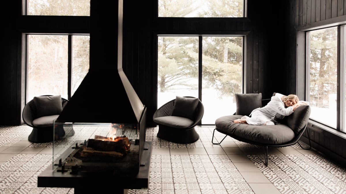 Woman in the relaxation room at Strøm Nordic Spa in Sherbrooke