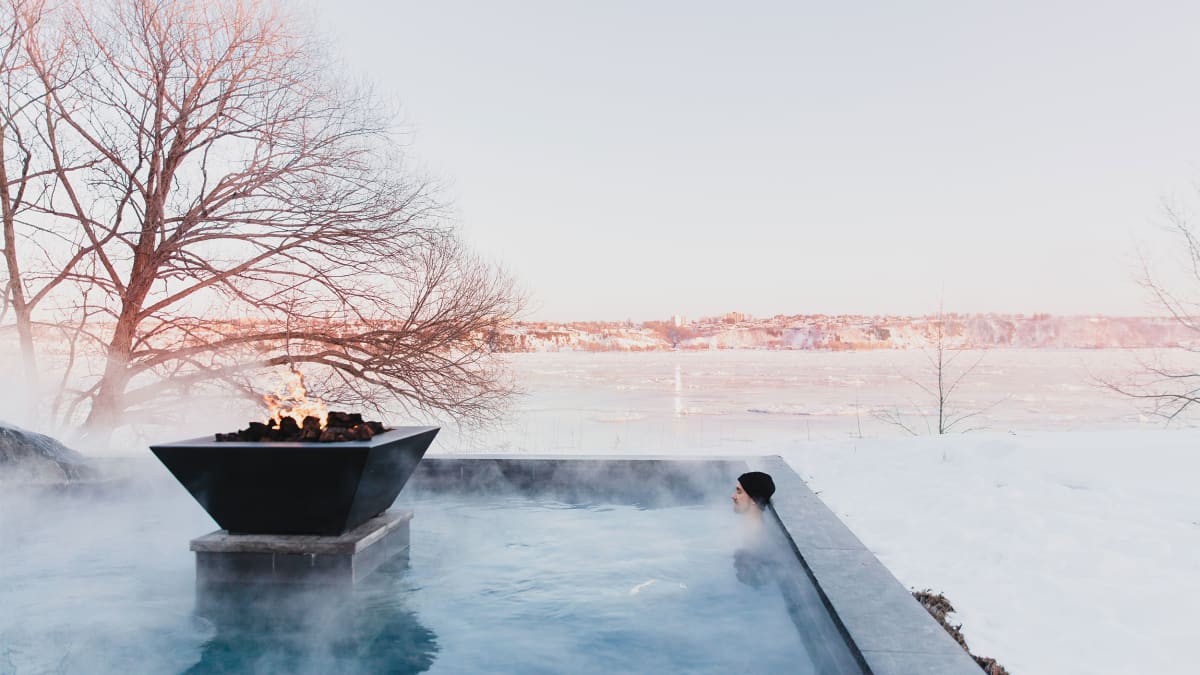 Man in the infinity pool at Strøm Nordic Spa in Old Québec City