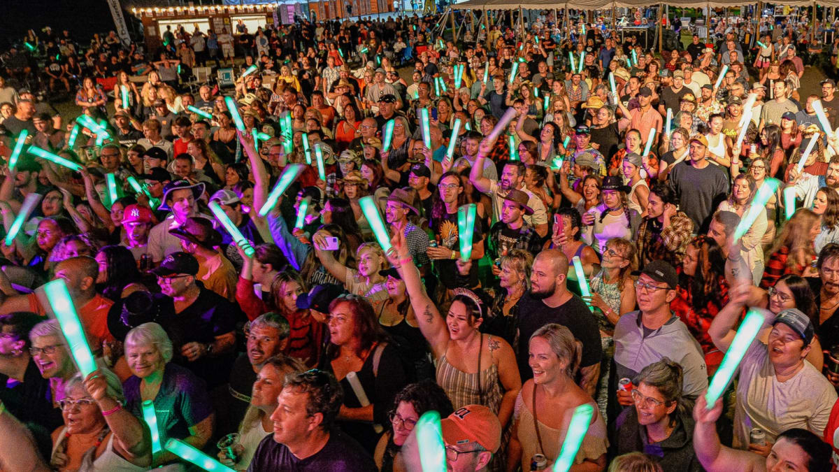 Foule à l'extérieur au Kipawa Countryfest.
