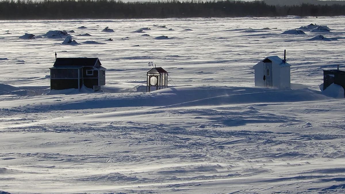Cabanes de pêche sur un lac gelé