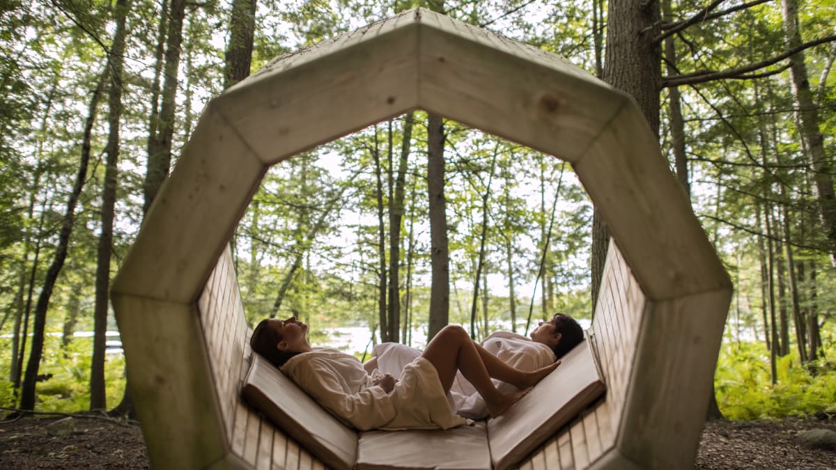 Two women in an octogon-shaped relaxation zone at a spa.