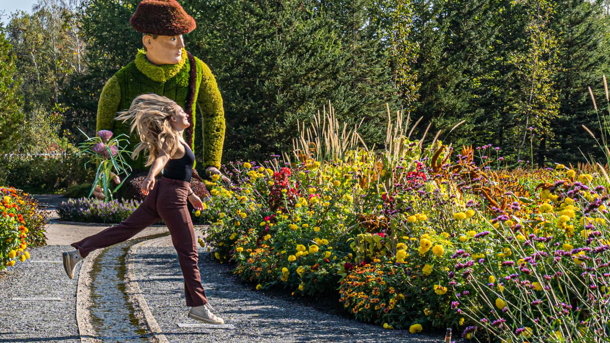 Jeune femme heureuse dans les jardins du Parc Marie-Victorin
