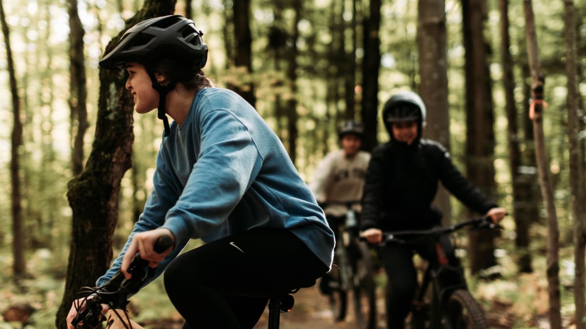 Cyclistes dans la forêt du Parc régional de la Rivière Gentilly