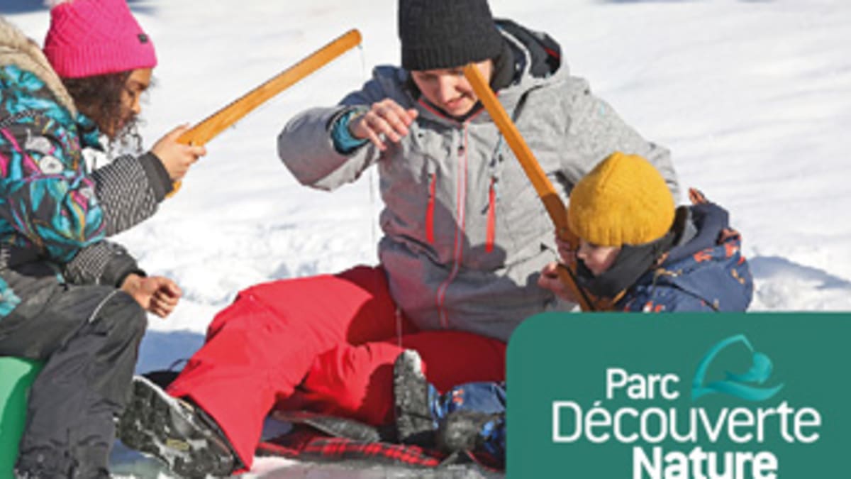Famille pratiquant la pêche sur glace