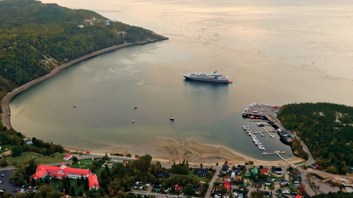 Bateau de croisière à Tadoussac.