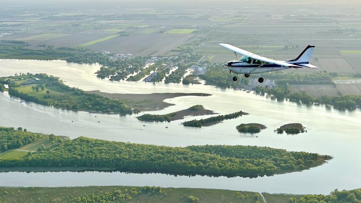 Avion touristique et vue aérienne du Haut-Richelieu.