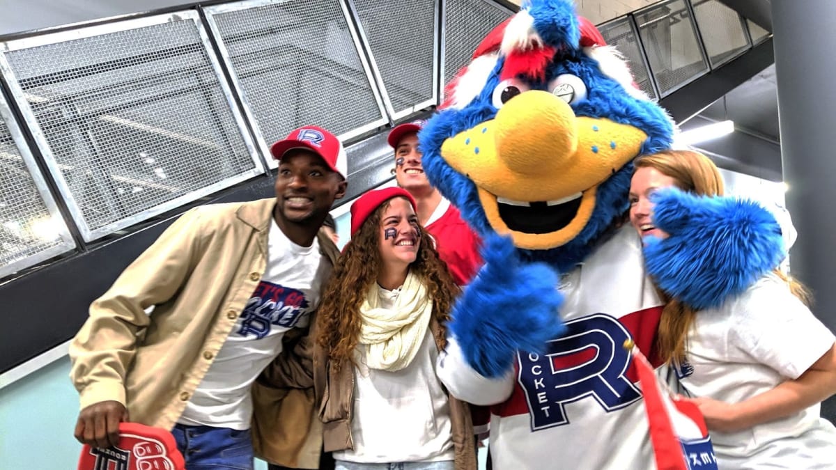 Amateurs de hockey et mascotte du Rocket de Laval.