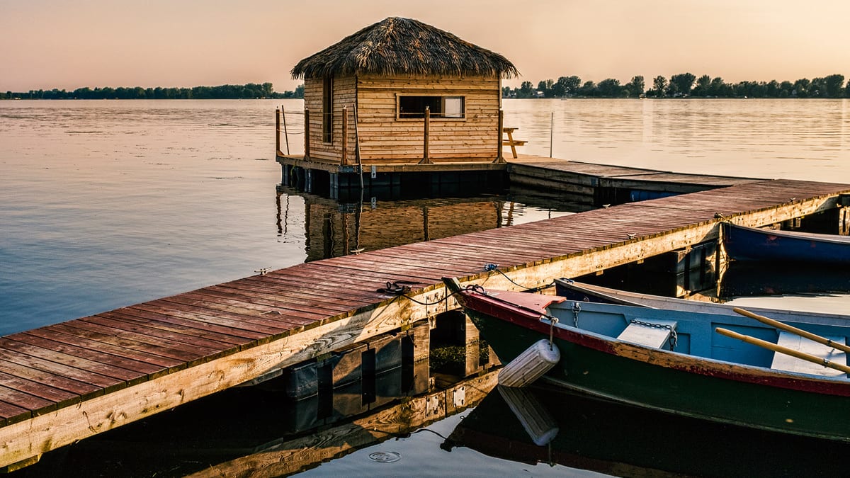 Hutte sur l'eau au Domaine Pourki.