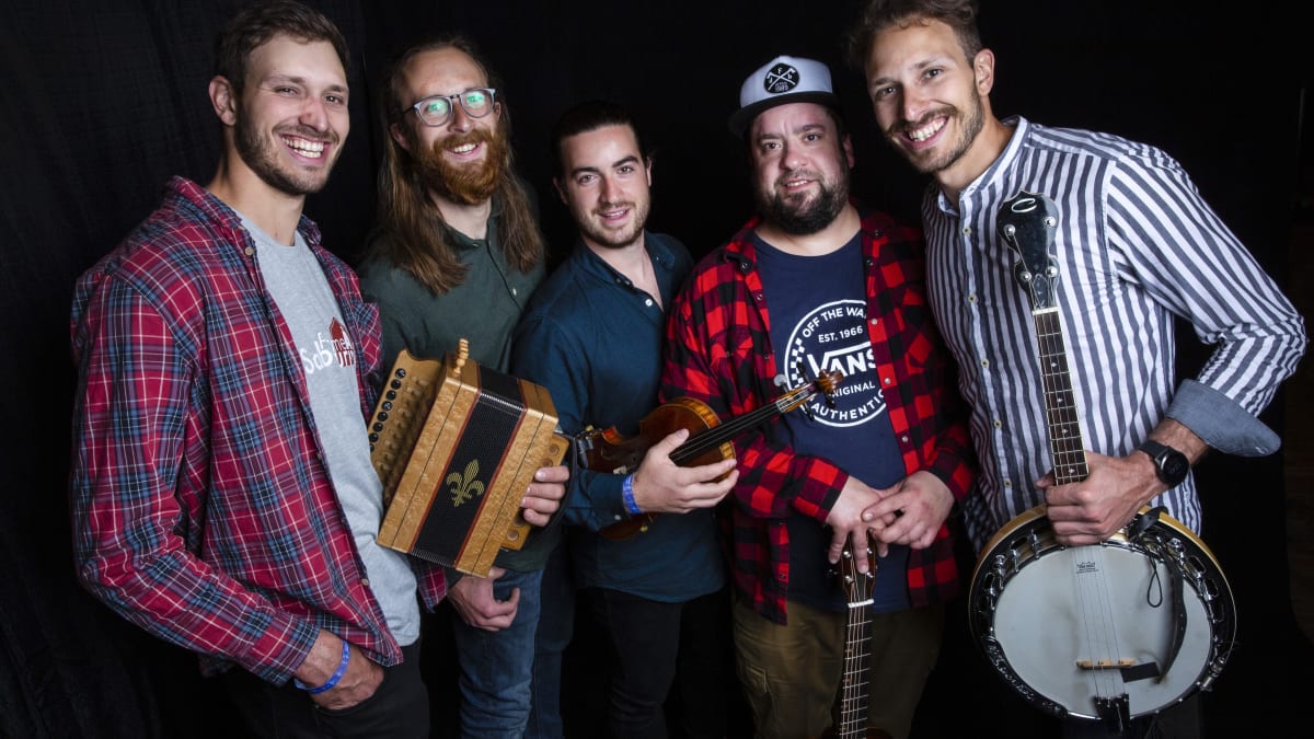 Portrait of the five members of Le Diable à Cinq.