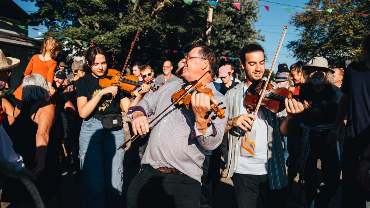 Musiciens et musiciennes au festival trad de Ripon entourés du public qui danse.