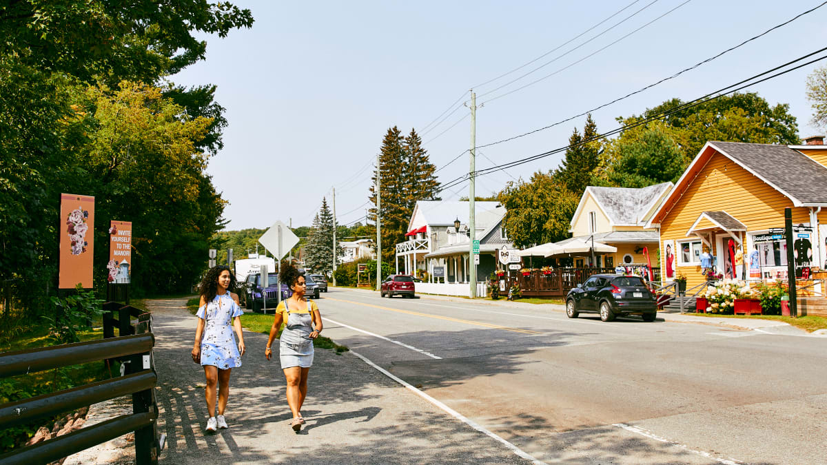 Deux jeunes filles qui explorent la rue principale à Montebello.