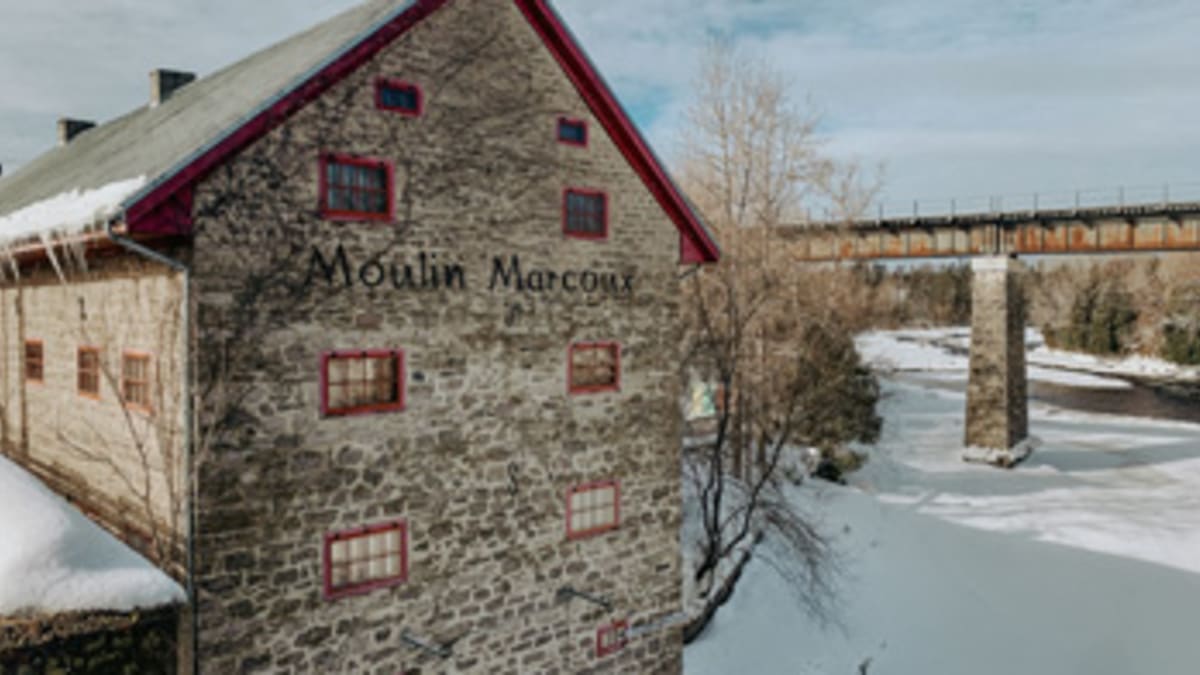 Le Moulin Marcoux dans Portneuf à la fin de l'hiver.