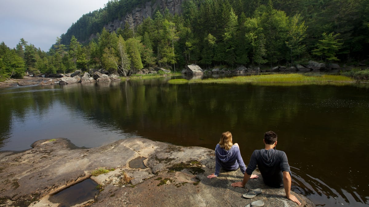 Couple au bord de l'eau dans un parc régional de Portneuf.