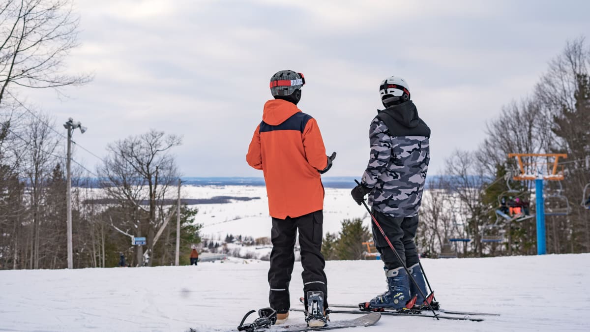 Skieurs admirant la vue du Mont Rigaud dans Vaudreuil-Soulanges