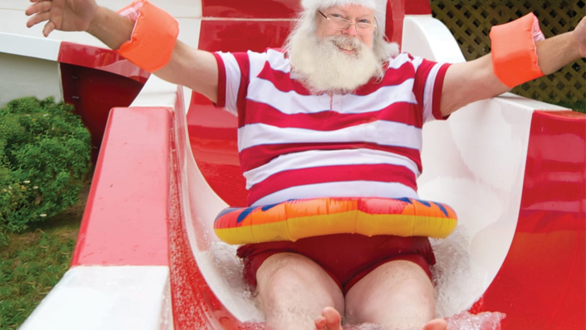 Le Père Noël dans une glissade d'eau.