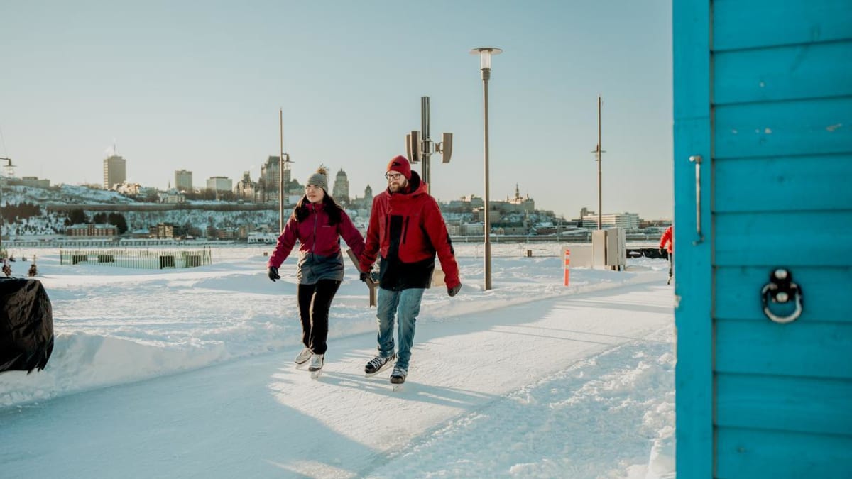 Couple en train de patiner sur un sentier glacé