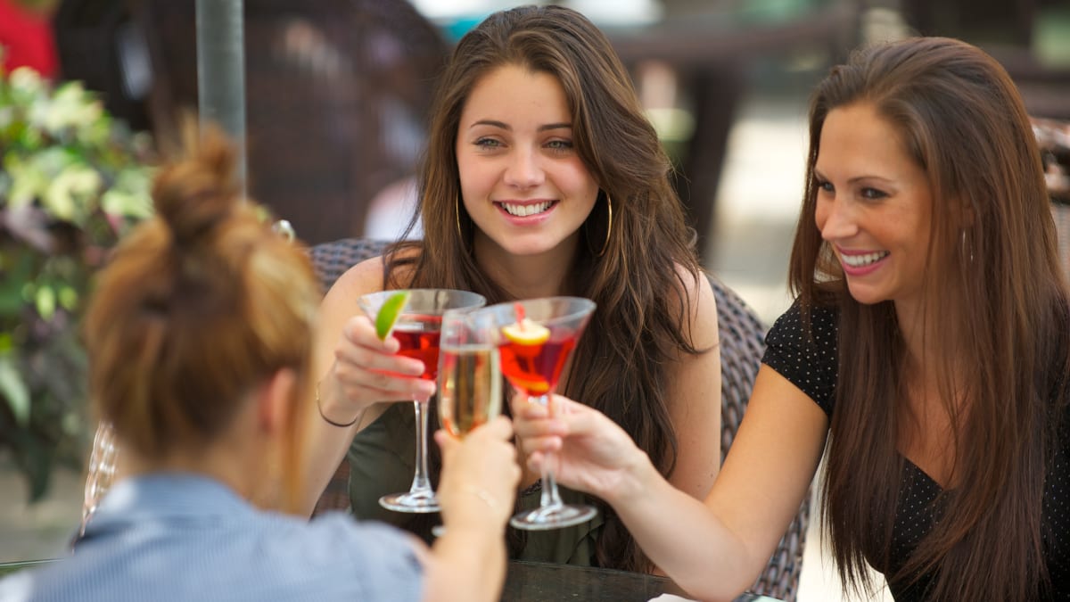 Trois femmes en train de trinquer leur verre.
