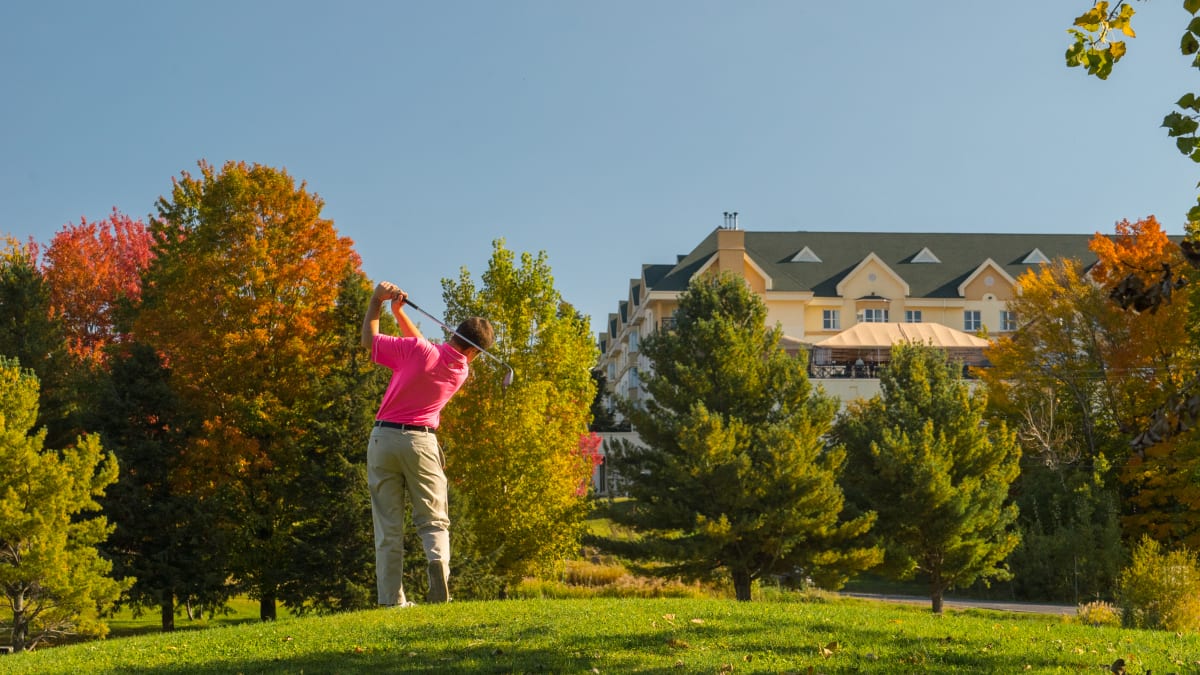 Homme en train de jouer au golf en automne.