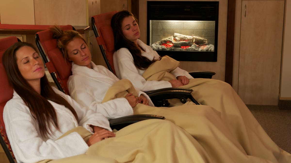 Trois femmes en train de profitez d'installations de détente.