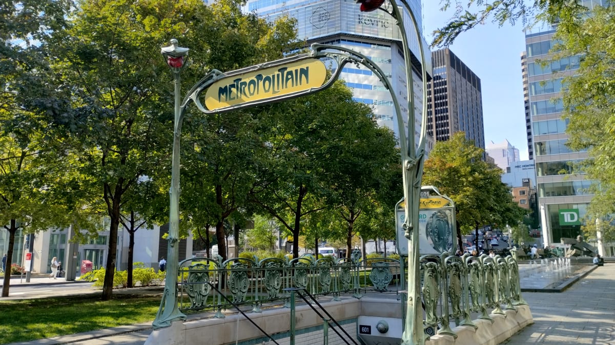 Entrée de style parisien du metro Square-Victoria à Montréal.