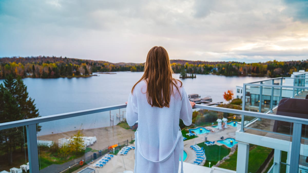 Femme en peignoir sur un balcon au Estérel Resort