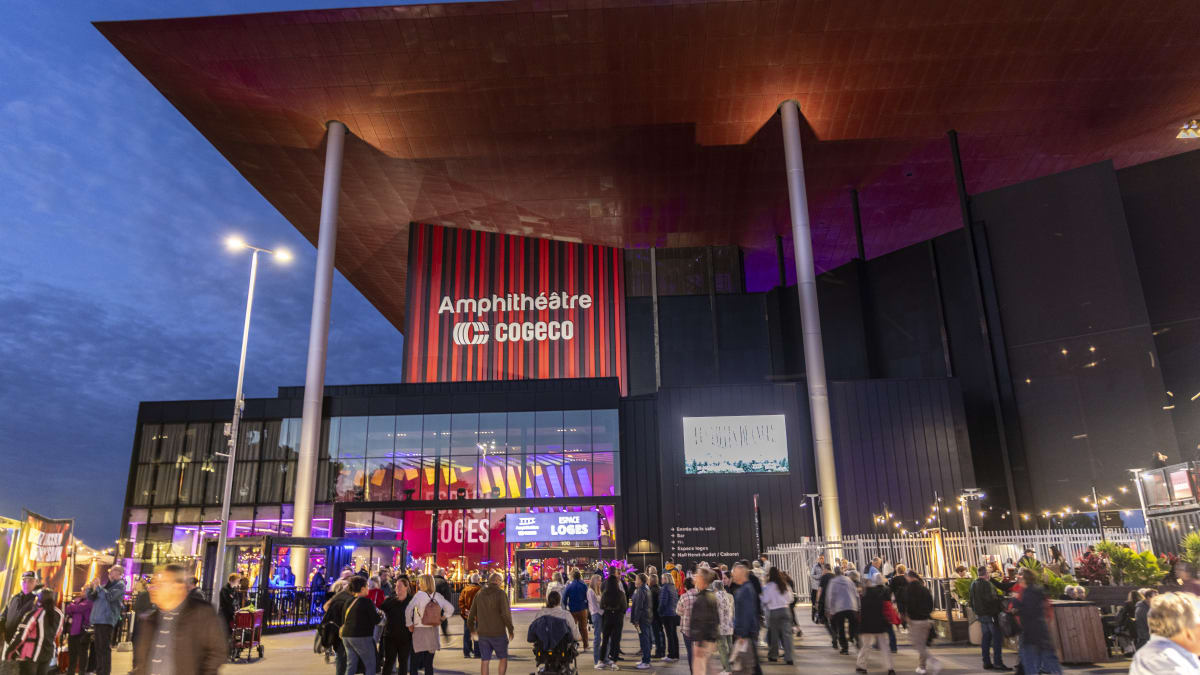 Foule devant l'amphithéâtre Cogeco.