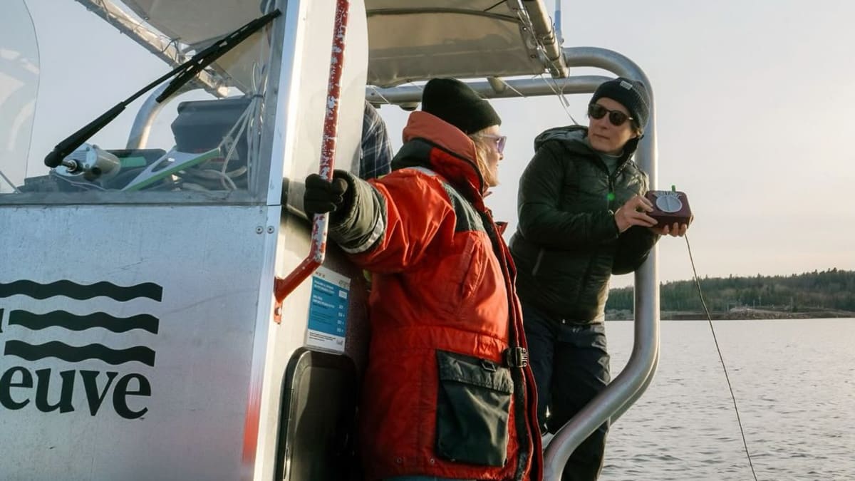 Deux personnes sur un bateau en mer.