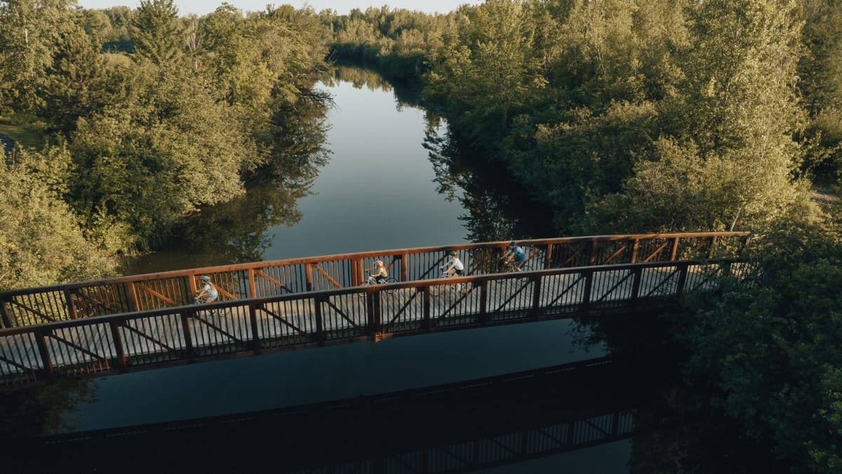 Cyclistes sur un pont.