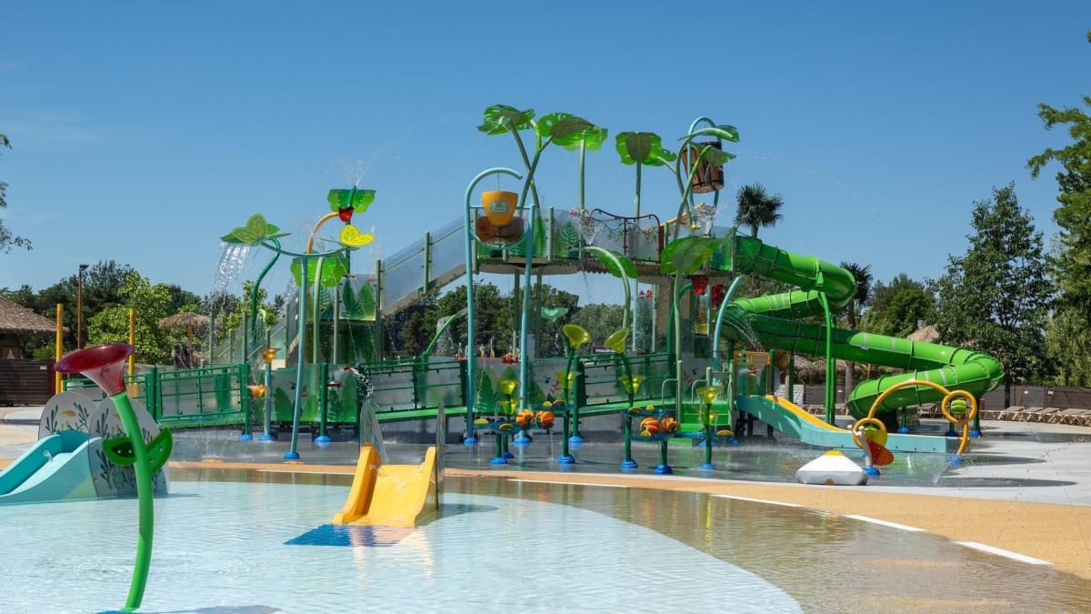 Slides and water games in the Booshiké zone.