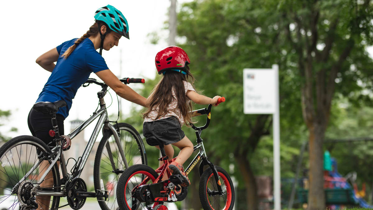 Mother and daughter on bikes in Haut-Richelieu.