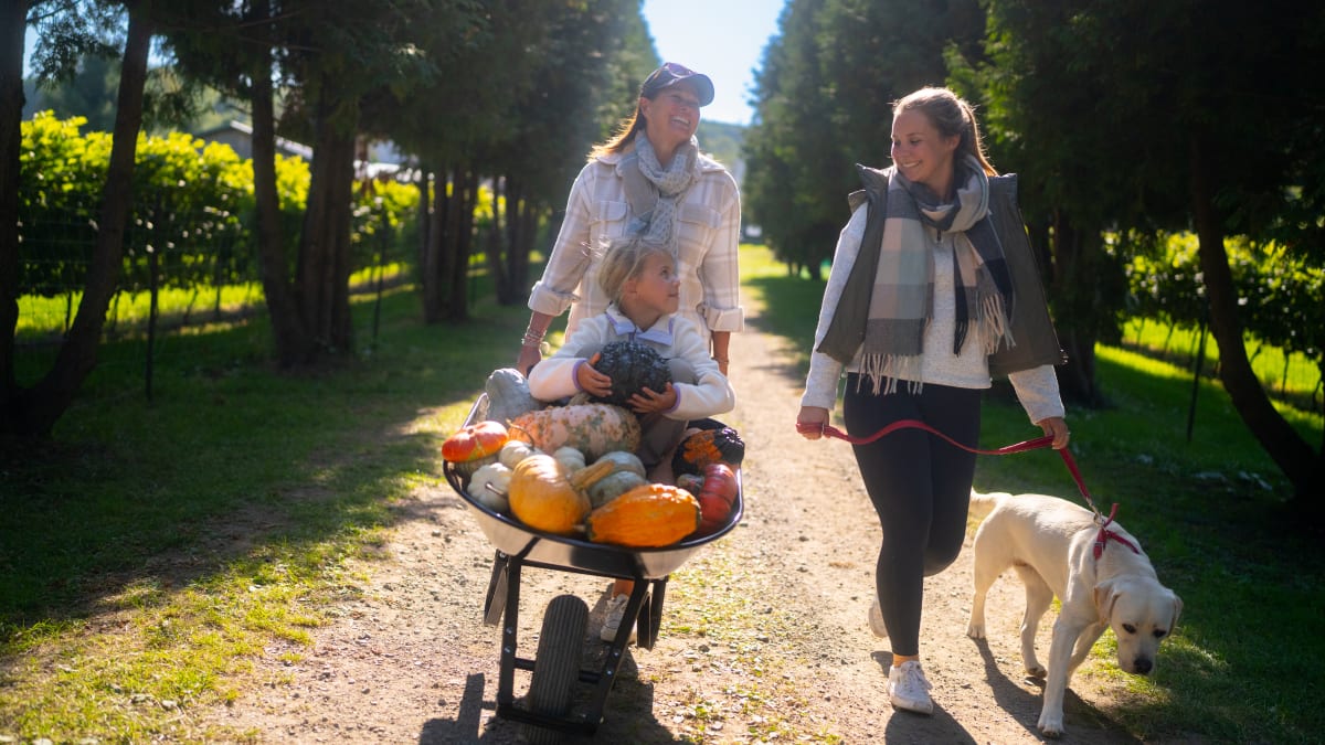Famille avec un chariot de courges au Centre d'interprétation de la courge.